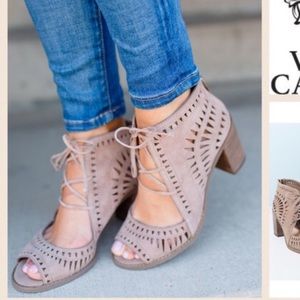 Vince Canute Tarita lace up sandal  - size 8